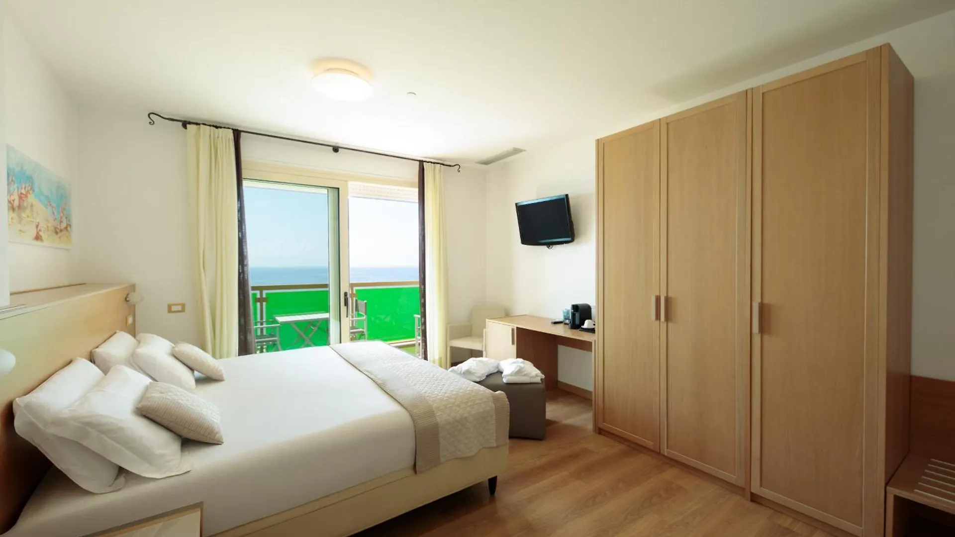 Hotel Bristol Lido di Jesolo 4*,  Italy